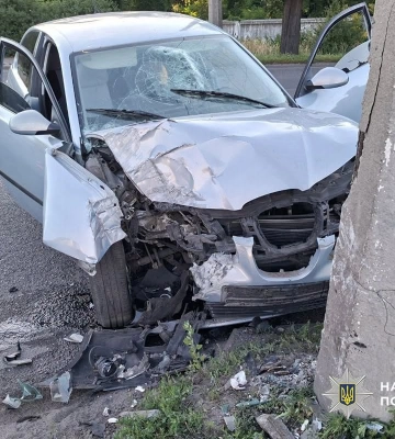 У Черкасах легковик потрапив в електроопору, а двоє людей з нього - до лікарні