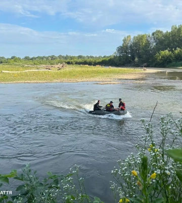 На Берегівщині дітей у воді віднесло течією: трьох врятували, одного хлопчика ще шукають