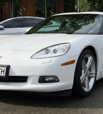 Старый Chevrolet Corvette продают в Киеве по привлекательной цене