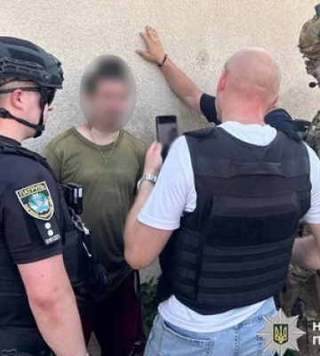 Угрожал полицейским автоматическим оружием: 26-летний мужчина задержан на Хмельнитчине. ФОТО