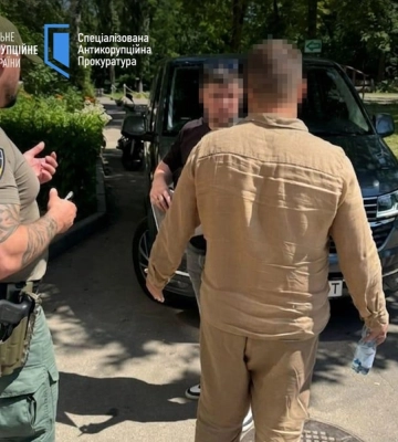 Tesla та майже $45 тисяч хабаря: викрили експосадовців прокуратури Кіровоградщини
