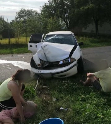 Трагедія на Закарпатті: автомобіль протаранив ворота, четверо дітей у лікарні (ФОТО)