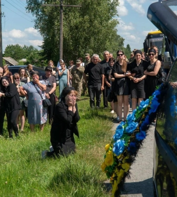Поховали на малій батьківщині: дві громади попрощалися з Героєм із Рожища Віталієм Чижевським