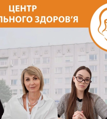 У центрі Луцька молодики вилізли на ліхтар