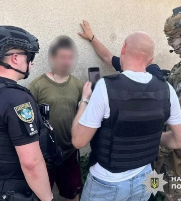 Погрожував поліціянтам автоматичною зброєю: 26-річного чоловіка затримано на Хмельниччині. ФОТО