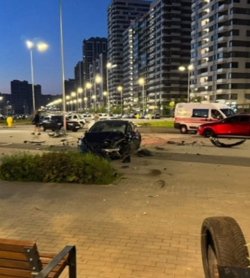 В Киеве подросток без разрешения взял ключи от Tesla и разгромил припаркованные автомобили во дворе
