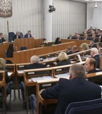 Польський сенатор повернув нагороди Україні: що стоїть за скандалом — кого торкнеться