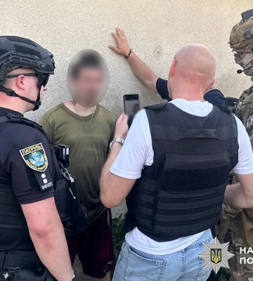 На Хмельниччині затримано домашнього насильника, який погрожував поліцейським автоматом