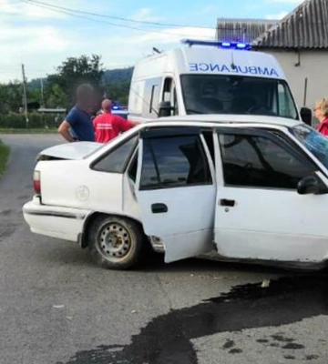 Авто в’їхало у ворота: у ДТП на Мукачівщині постраждали четверо дітей