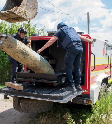 Бомба в 500 кг упала в Дергачах: ее извлекали сотрудники ГСЧС 