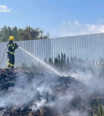 Один палив сміття, другий розвів багаття в дворі: на Волині господарі ледь не пустили за вогнем власні хліви