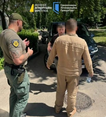 Експосадовці прокуратури вимагали хабар Теслою