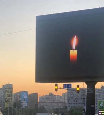 Смертельна ДТП на Караваєвих Дачах: на місці трагедії з'явився символічний знак пам'яті