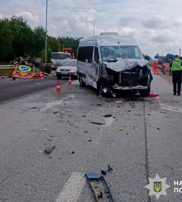 На Дубенщині мікроавтобус врізався у службове авто дорожників: є потерпілий (ФОТО)