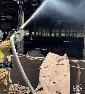 Зеленский: россияне нанесли удар по гражданской инфраструктуре Кривого Рога, есть погибшие. ФОТО