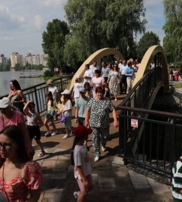 На Оболоні відкрито Вільнюський сквер та новий пішохідний міст 