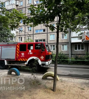 Над левым берегом Днепра поднялся густой столб дыма: кадры и подробности с места происшествия