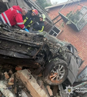 На Кіровоградщині легковик зачепив дерево та врізався у приватну споруду, є поранені