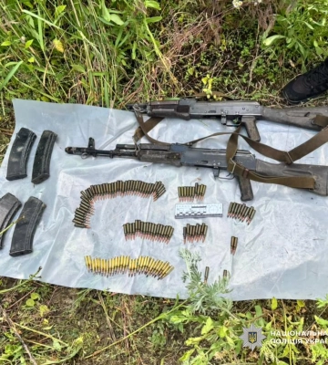 У Харкові поліцейські затримали чоловіка з гранатою та виявили у нього схрон зброї