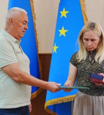 «Це потрібно для сина...»: у Перечині дружині полеглого командира Армена Петросяна вручили посмертні нагороди Героя