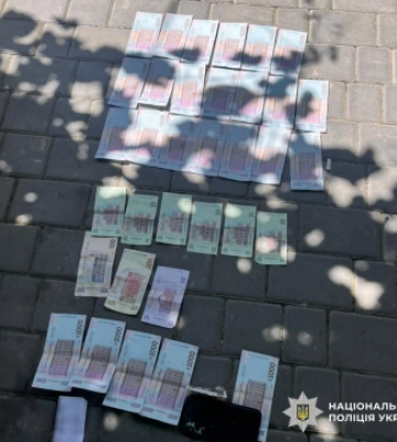 Вимагали «відкати» за безперешкодну співпрацю – миколаївські поліцейські затримали двох посадовців держустанови Херсону на хабарі