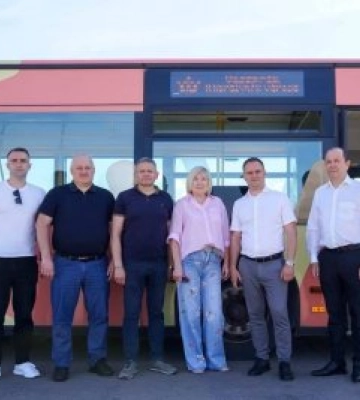 Ключі вже передали: Миколаїв отримав від Ужгорода великий пасажирський автобус