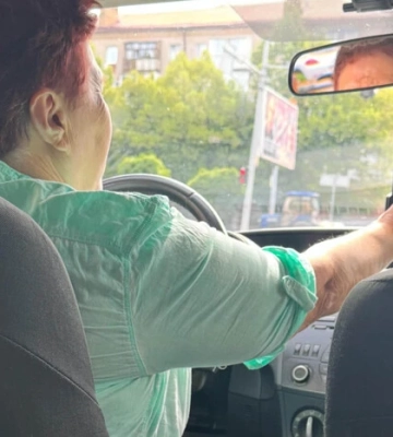 «Працює вже 48 років». 72-річна водійка таксі з Дніпра стала зіркою мережі