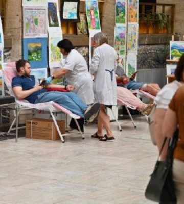 Одна донація — до трьох врятованих життів: в Ужгороді розгорнули мобільний пункт збору крові для військових