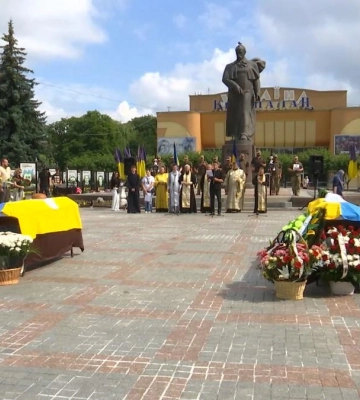 Загинув у бою та помер від хвороби: у Рівному попрощалися з двома Героями (ВІДЕО)