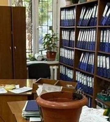 В Одесі чоловік розтрощив соціальну установу та отримав поранення