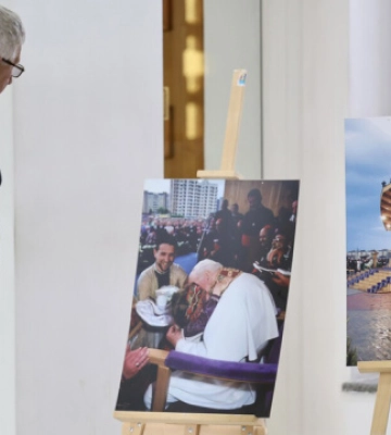 У львівському храмі відкрили фотовиставку до 25-річчя візиту Івана Павла ІІ