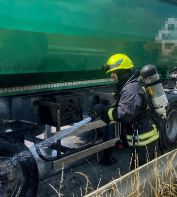 Пожежа на дорозі під Золочевом: зайнялося колесо вантажівки