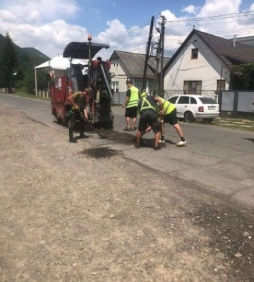 На Закарпатті масштабно оновлюють місцеві дороги: де саме тривають роботи (ФОТО)