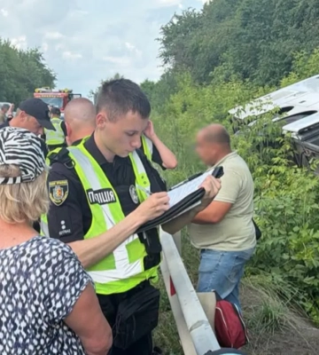 На Хмельниччині перекинувся туристичний автобус, який їхав з Києва у Болгарію – у салоні перебували 54 пасажири