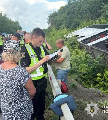 Туристичний автобус перекинувся на Хмельниччині