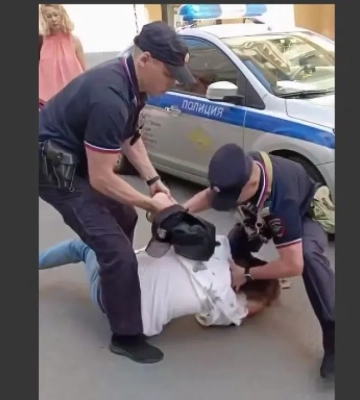 Ходоков из Бахмута не пустили даже на порог приемной Путина и избили на глазах у прохожих и провокаторши. ВИДЕО