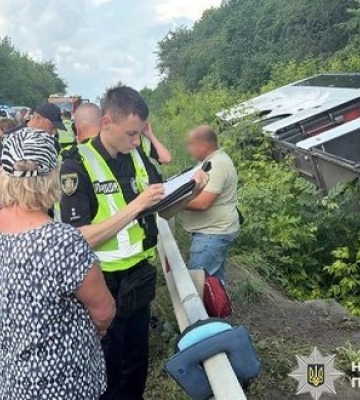 На Хмельниччині перекинувся автобус із понад 50 пасажирами, який прямував до Болгарії, - Нацполіція. ФОТОрепортаж