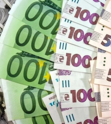 Готівкові долари на рахунок покладуть не всі: банк вимагатиме довідку — кого торкнеться