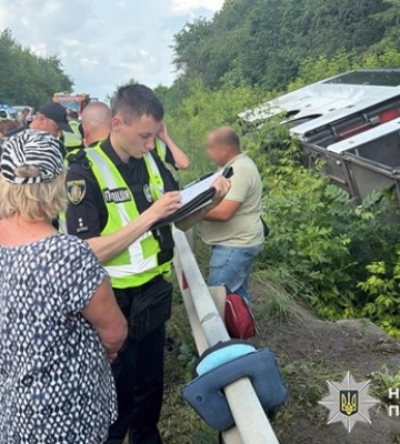 В Хмельницкой области перевернулся туристический автобус с 54 пассажирами