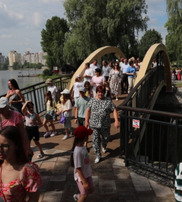 На Оболони в Киеве открыли Вильнюсский сквер и новый пешеходный мост — фото