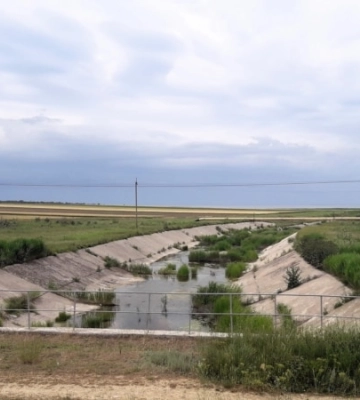 На супутниковому фото видно наслідки удару по залізничному мосту в окупованому Криму