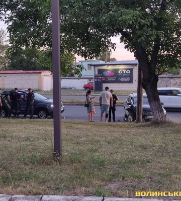 Водію стало зле: у Луцьку авто вʼїхало у стовп