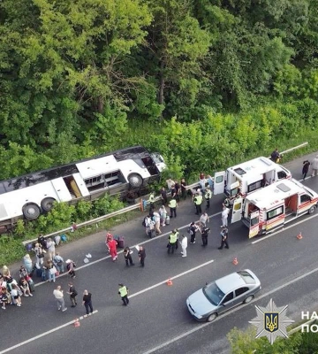 Внаслідок перекидання автобусу з туристами на Хмельниччині постраждали троє дорослих та дитина