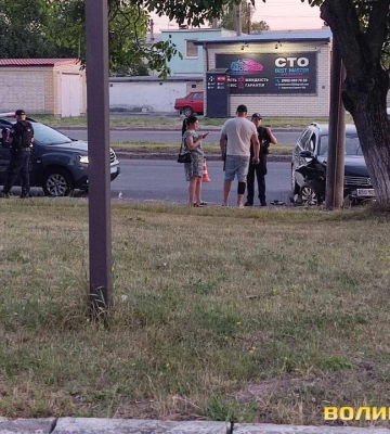 Водію стало погано: у Луцьку автівка вʼїхала у стовп