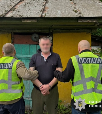 Поліцейські Київщини затримали військового дезертира, який підпалив два автомобілі через помсту