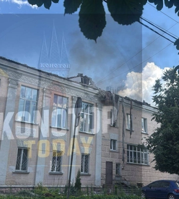Окупанти завдали удару дронами по кінотеатру в Конотопі, відомо про двох поранених, одному відірвало ногу
