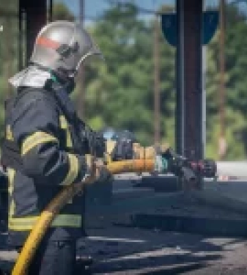 Російський удар по околиці Сум: поранено трьох людей та сталася пожежа на АЗС