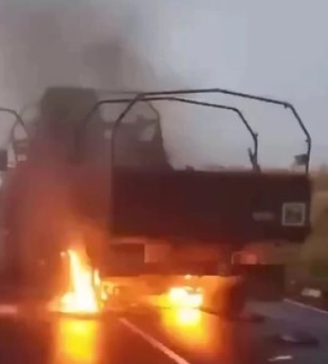 Українські воїни атакували колону армії РФ на Луганщині: "Три "триста", две машины сгорели, один - "двести". За#бись съездили". ВIДЕО