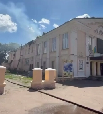 Атака на Конотоп: вражеские дроны ударили по кинотеатру в самом центре города, есть раненые
