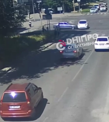 У Дніпрі на проспекті Поля зіткнулися BMW та Nissan Leaf: відео моменту ДТП